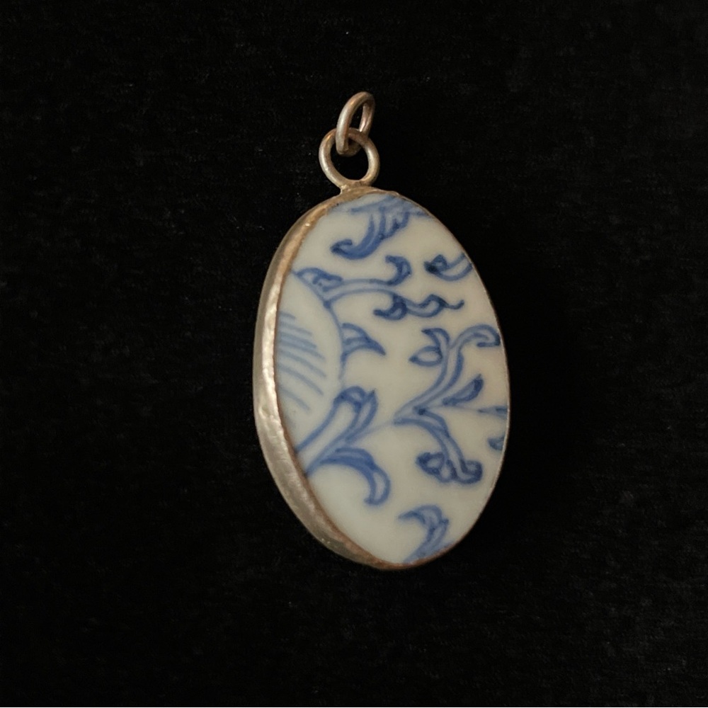 Elegant Blue and White Porcelain Pendant - Picture 3 of 8